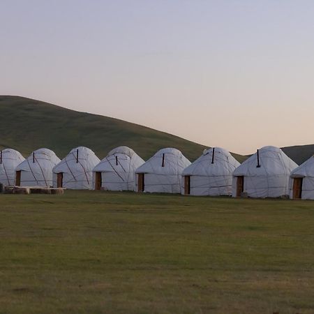 Yurt Camp "Sary-Bulun" At Song-Kul Lake, Naryn מראה חיצוני תמונה