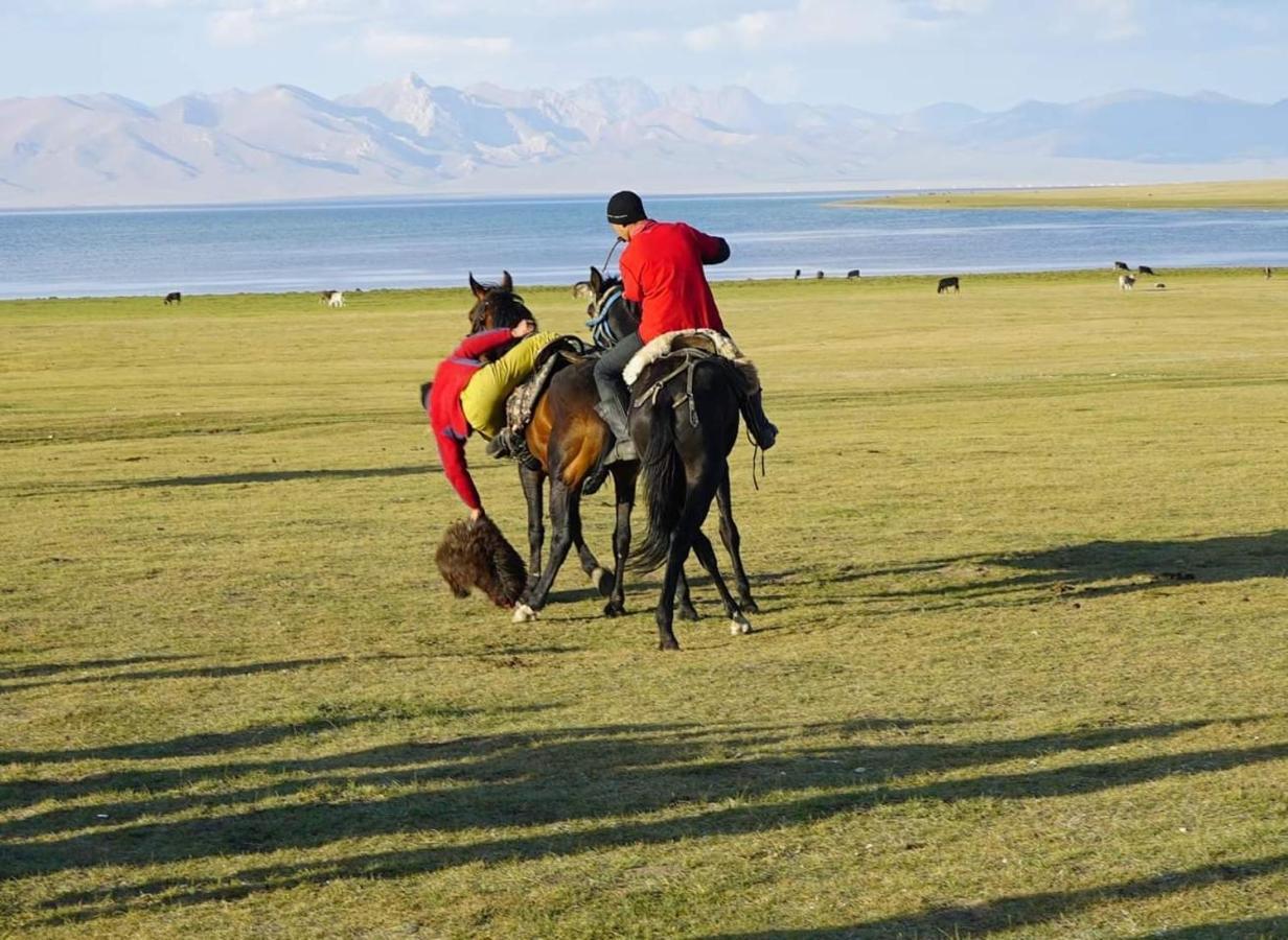 Yurt Camp "Sary-Bulun" At Song-Kul Lake, Naryn מראה חיצוני תמונה