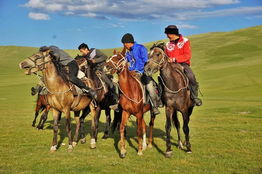 Yurt Camp "Sary-Bulun" At Song-Kul Lake, Naryn מראה חיצוני תמונה