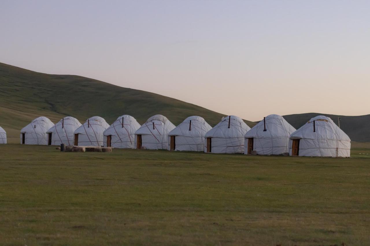 Yurt Camp "Sary-Bulun" At Song-Kul Lake, Naryn מראה חיצוני תמונה